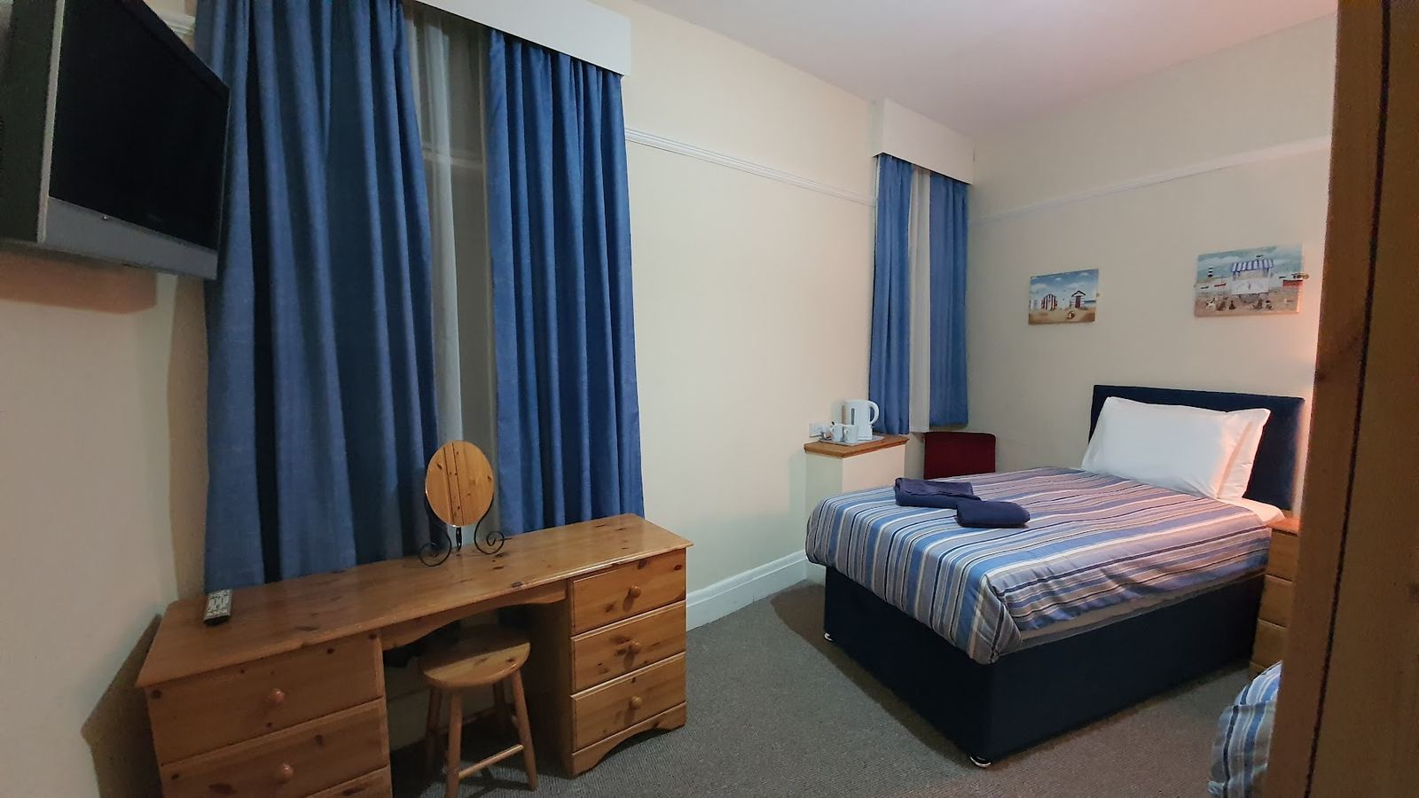 A double room with desk and TV at the Granby Hotel